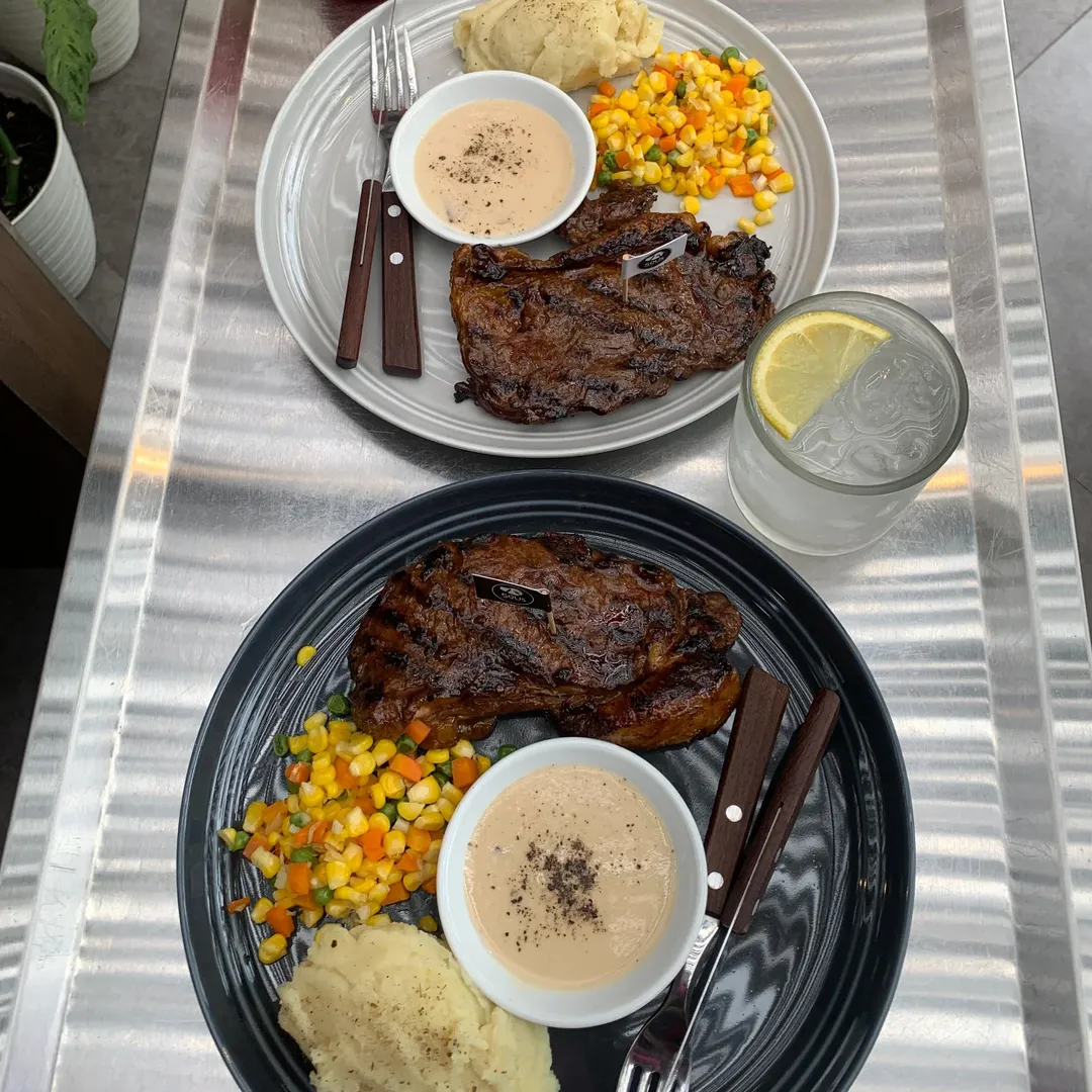 Premium Beef Steak dengan mashed potatoes dan saus mushroom